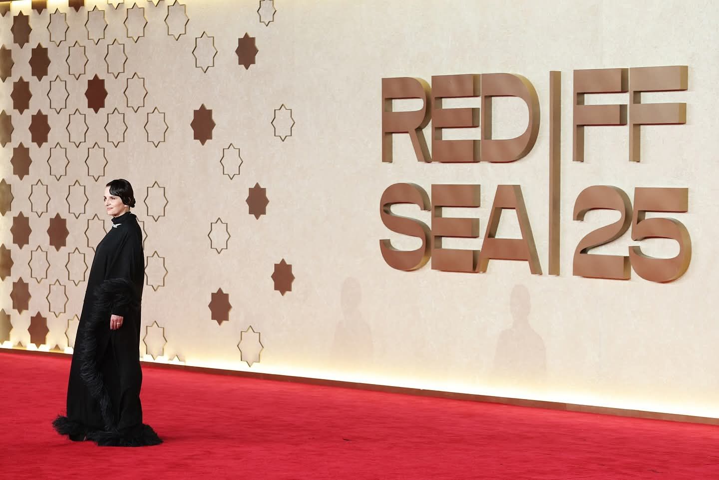 جولييت بينوش على السجادة الحمراء لعرض فيلمها In-I in Motion بمهرجان البحر الأحمر