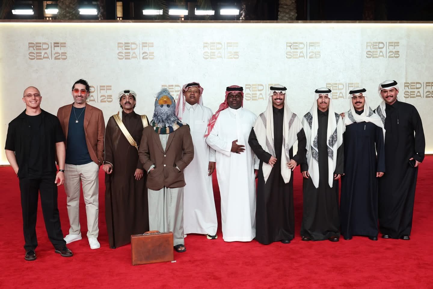 حقيبة وماسك لطائر على السجادة الحمراء لفيلم رهين فى مهرجان البحر الأحمر