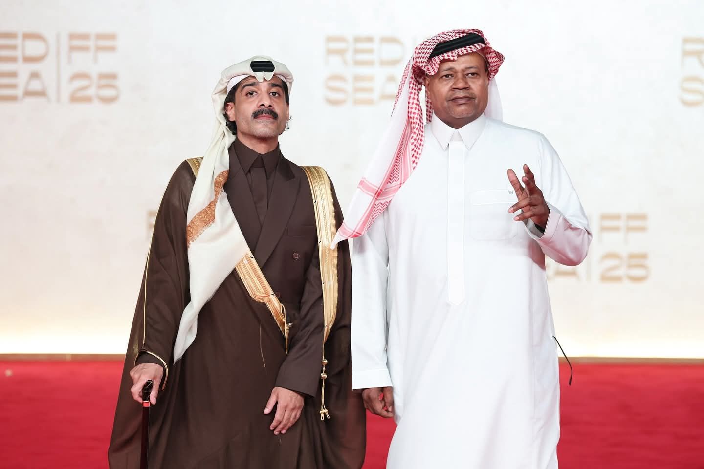 حقيبة وماسك لطائر على السجادة الحمراء لفيلم رهين فى مهرجان البحر الأحمر