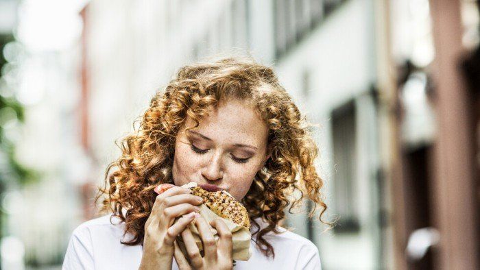 كيف يخفف الأكل البطيء من القلق والتوتر؟.. “الدماغ الثاني” يقدّم الإجابة