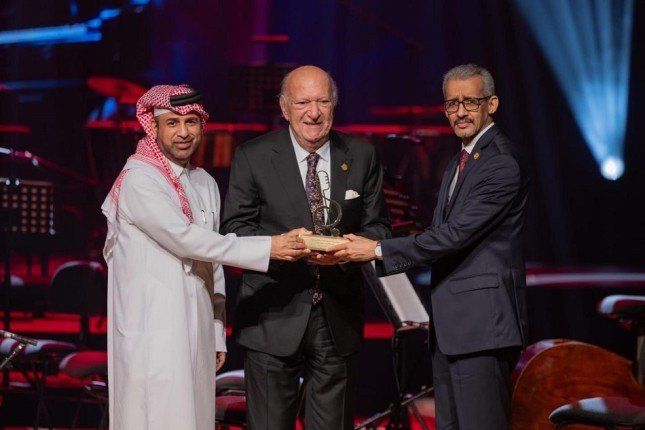 شاهد .. تكريم الموسيقار عمر خيرت في انطلاق مهرجان الأوبرا العربية الأول بالدوحة
