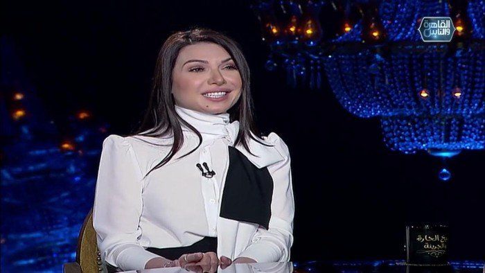 شاهد .. متهمة بالسرقة.. .تأجيل محاكمة الإعلامية منى عبد الوهاب لـ 2 فبراير