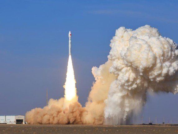 الصين تطلق مجموعة أقمار صناعية جديدة للإنترنت