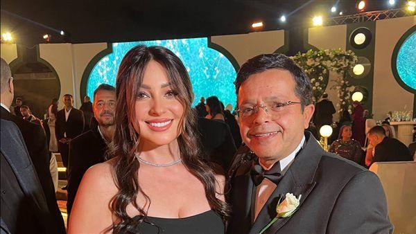 شاهد .. نرمين الفقي تهنئ ابنة محمد هنيدي بحفل زفافها