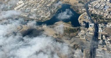أبها بين الغيوم والضباب.. روعة الأجواء الشتوية في قلب عسير السعودية