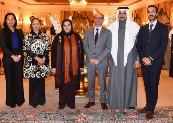 شاهد .. فرنسا تقلد الشيخة سعاد الصباح وسام الفنون والآداب برتبة ضابط تقديرا لمسيرتها الثقافية والفكرية