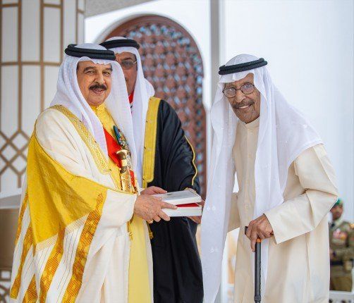شاهد .. العاهل البحريني يمنح "وسام البحرين" للشاعر الكويتي بدر بورسلي