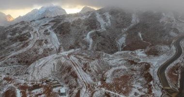 ثلوج نادرة على جبال اللوز فى تبوك بالسعودية تثير تفاعلا واسعا .. فيديو