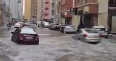 أمطار غزيرة بالإمارات وطوارئ فى شوارع دبي وإغلاق للحدائق والشواطئ.. فيديو