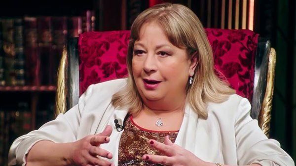 شاهد .. الفنانة يسرا تنعى رحيل سمية الألفي