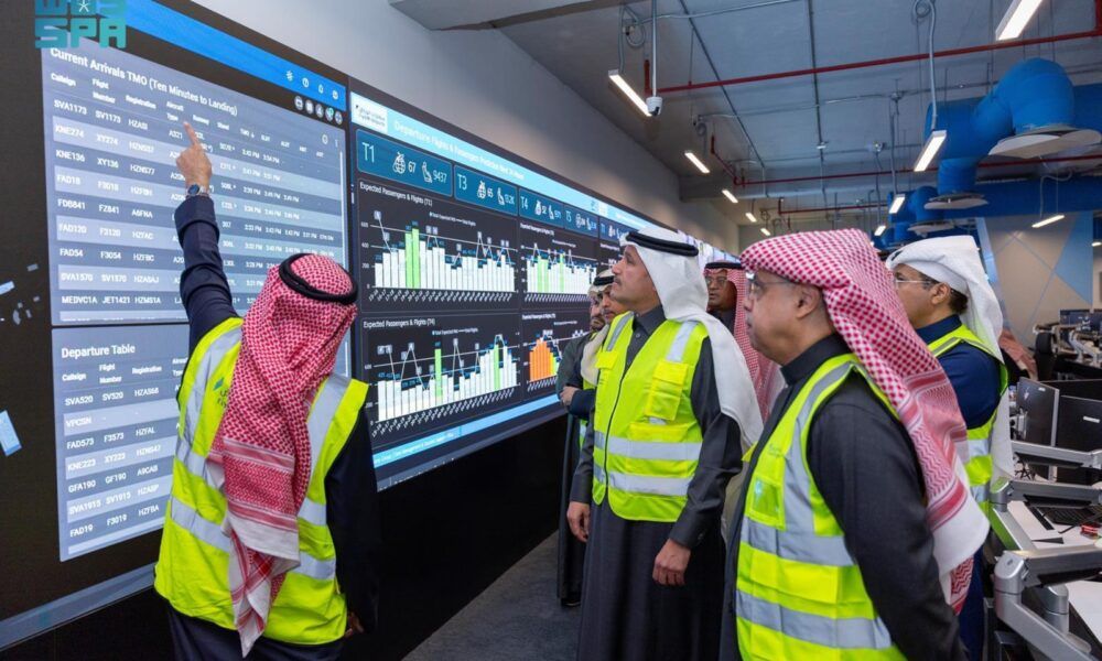 الجاسر يوجه بتعزيز الانضباط التشغيلي في مطار الملك خالد