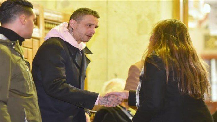 شاهد .. بحضور نجوم الفن.. بدء عزاء الفنانة سمية الألفي في مسجد عمر مكرم (صور)