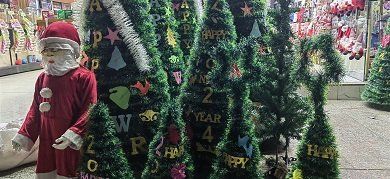 شاهد .. تراجع الطلب على مستلزمات احتفالات رأس السنة رغم اقتراب الموسم