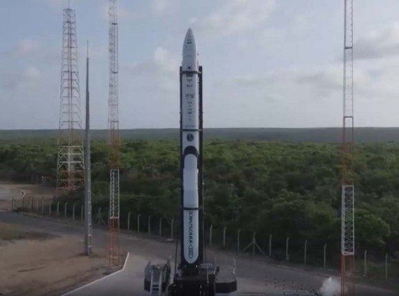 إطلاق أول صاروخ فضائي لكوريا الجنوبية ورصد ألسنة لهب بعد الإطلاق