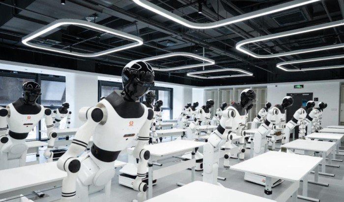 الصين تفتتح أول «مدرسة للروبوتات البشرية» لتعليمها المهارات الصناعية والمنزلية.. ما القصة؟