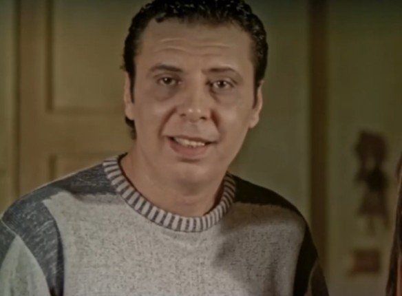 شاهد .. وصول جثمان الفنان الراحل طارق الأمير لإقامة صلاة الجنازة عليه