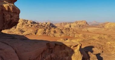 مطلات تبوك الصحراوية تمنح السياحة الشتوية بالسعودية بُعدًا من الجمال