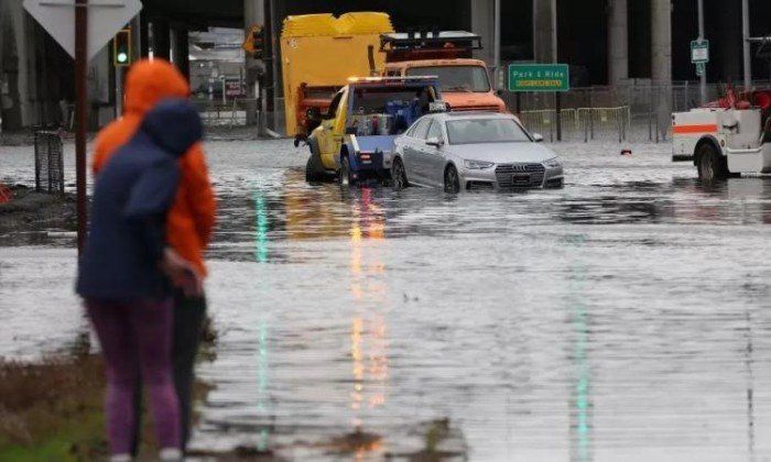 كاليفورنيا تعلن حالة الطوارئ مع استمرار العواصف الشتوية القوية