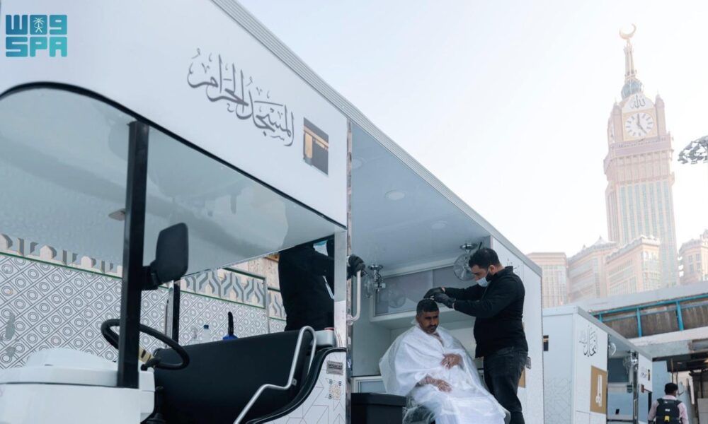 خدمة التحلل من النسك مجاناً في ساحات الحرم المكي لضيوف الرحمن