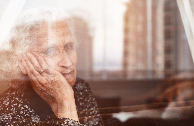 دراسة حديثة تحذر من نخر الأنف: عادة شائعة قد تفتح الطريق لمرض ألزهايمر