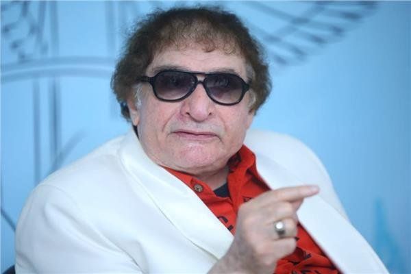 شاهد .. الفنان محيي إسماعيل يغادر المستشفى بعد تحسن حالته الصحية