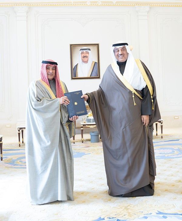ولي العهد يتسلم من البديوي تقريراً حول رئاسة الكويت للدورة الـ45 لمجلس التعاون