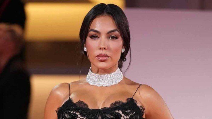 شاهد .. بالفيديو.. هكذا كان رد فعل جورجينا رودريغيز بعدما وصفها رونالدو بـ «زوجتي»