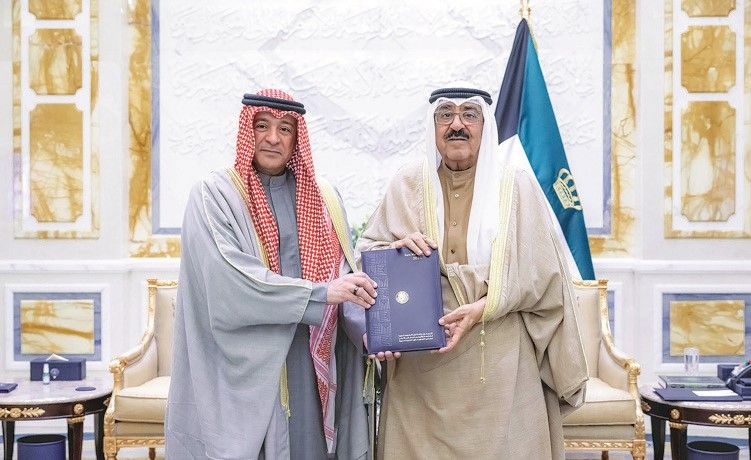 صاحب السمو وسمو ولي العهد تسلّما من الأمين العام لمجلس التعاون الخليجي تقريراً حول رئاسة الكويت للدورة الـ 45