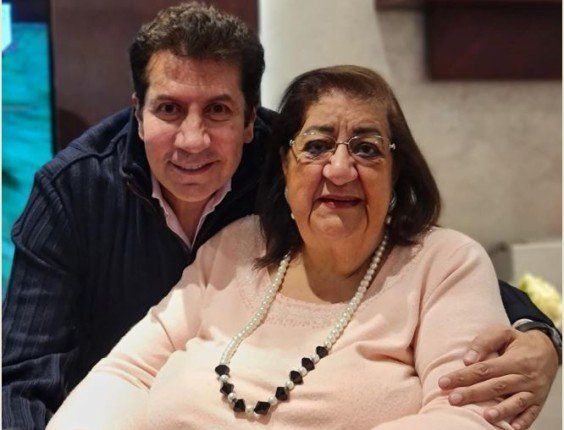 شاهد .. أحن قلب عليا.. هاني رمزي ينعى والدته بكلمات مؤثرة