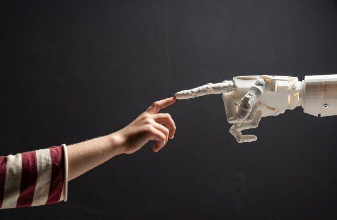 جلد إلكتروني «يشعر بالألم».. ابتكار صيني يمنح الروبوتات الشبيهة بالبشر ردود فعل شبه إنسانية