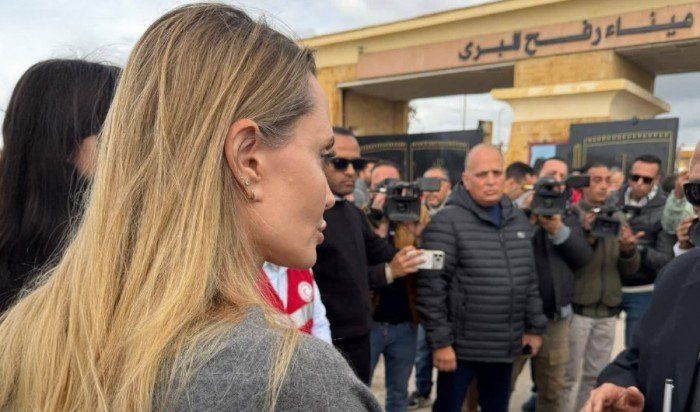 شاهد .. أنجلينا جولي تزور معبر رفح للاطلاع على أوضاع المصابين الفلسطينيين