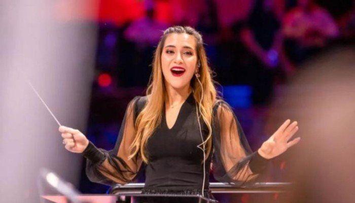 شاهد .. الفنانة ياسمينا صباح تحلّق بالموسيقى معلّقة في الهواء عند برج خليفة