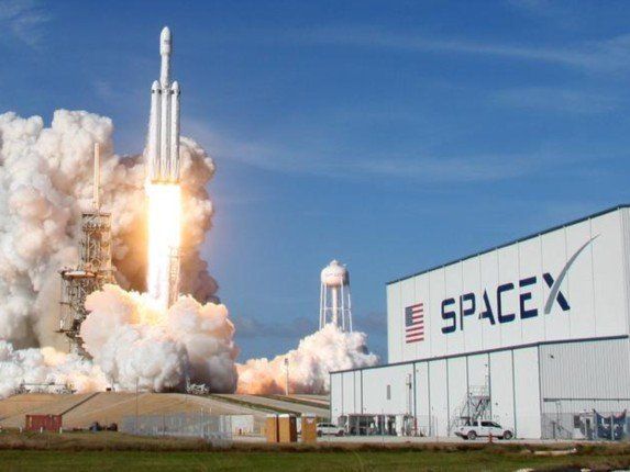 "سبيس إكس" الأمريكية تطلق 29 قمرا صناعيا جديدا من طراز "ستارلينك" إلى الفضاء