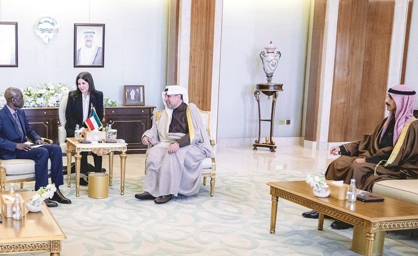 وزير الديوان الأميري ورئيس ديوان ولي العهد بحثا العلاقات الثنائية مع سفيري السنغال وجيبوتي