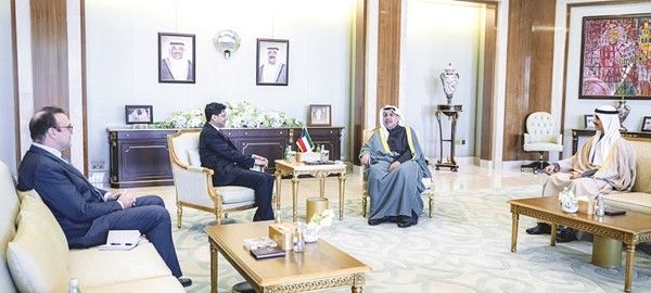 وزير الديوان الأميري ورئيس ديوان ولي العهد بحثا العلاقات الثنائية مع سفير المملكة المتحدة