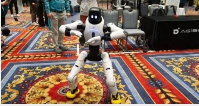 روبوتات Agibot البشرية تخطف الأنظار في CES 2026: ترشد الزوار وتتعلم رقصات تيك توك