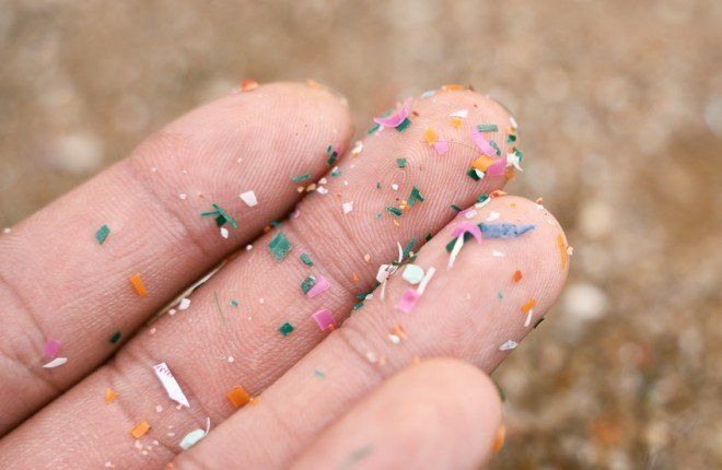 5 مصادر مفاجئة للبلاستيك الدقيق في غذائنا اليومي وكيفية الحد منها