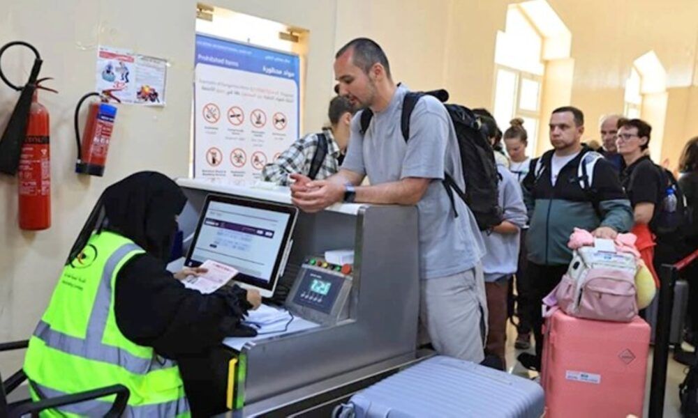 الجوازات السعودية تسهل سفر سياح سقطرى عبر مطار جدة الدولي