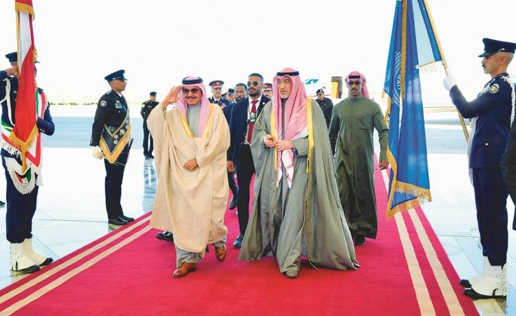 النائب الأول استقبل وزير الداخلية البحريني لدى وصوله في زيارة رسمية