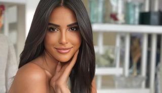 شاهد .. الفنانة الشابة آية سماحة تكشف كواليس زواجها وسر «سيلفي الأسانسير»