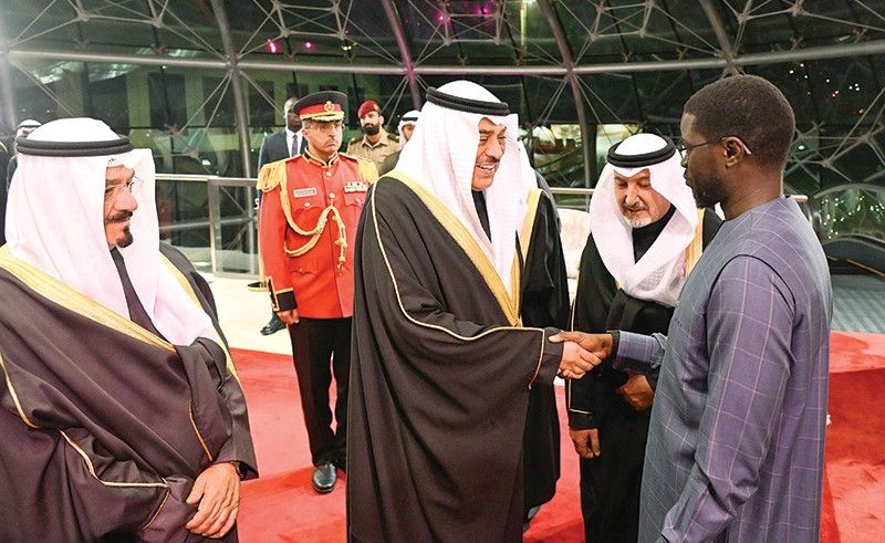 ولي العهد على رأس مستقبلي رئيس السنغال لدى وصوله إلى البلاد