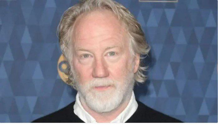 شاهد .. المخرج تيموثي باسفيلد يسلّم نفسه لسلطات نيو مكسيكو على ذمة قضية اعتداء جنسي