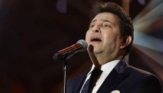 شاهد .. يجري جراحة في العمود الفقري.. تطورات الحالة الصحية للفنان هاني شاكر