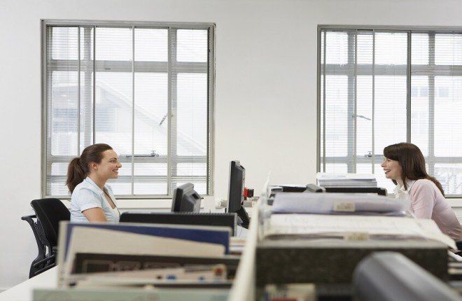 الجلوس الطويل يزيد خطر دوالي الساقين.. طرق بسيطة للوقاية