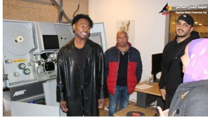 شاهد .. الممثل والمنتج الأمريكي أودين واتسون يزور مدينة الإنتاج الإعلامي