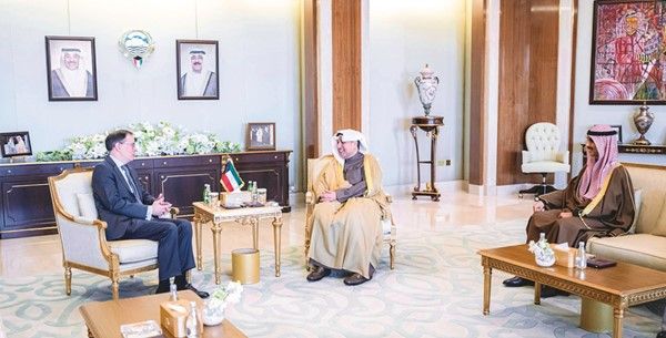 وزير الديوان الأميري ورئيس ديوان سمو ولي العهد بحثا مع سفيري البرازيل وأوكرانيا القضايا المشتركة