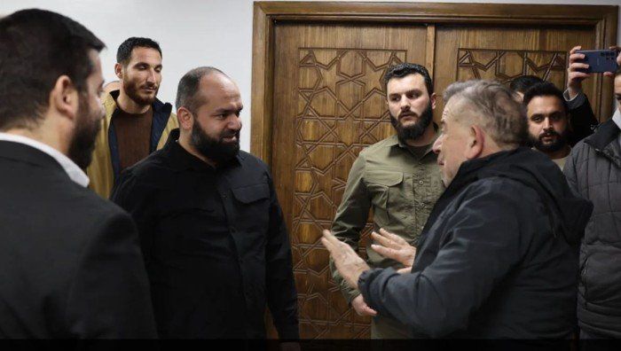 شاهد .. اتفرج بالفيديو | لحظة تحرير منتج مسلسل "باب الحارة" الشهير من الاختطاف