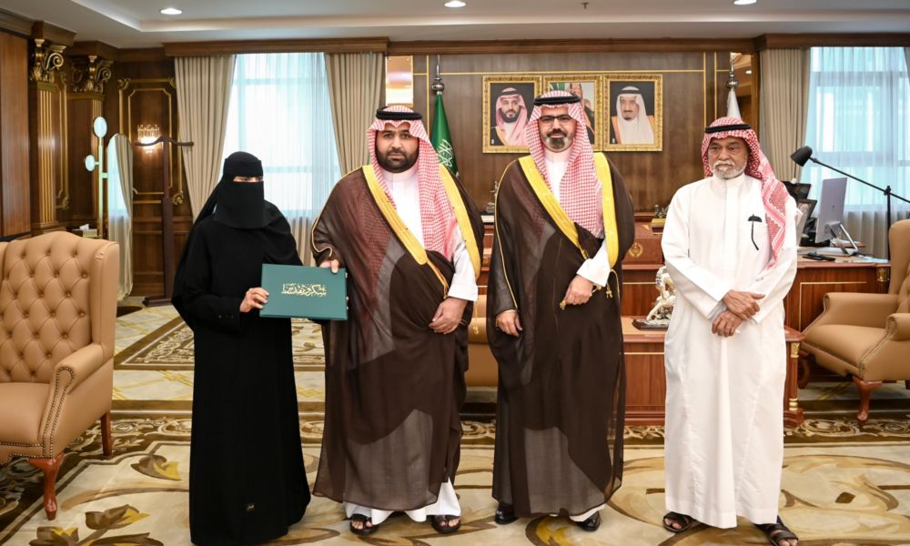 أمير جازان يكرم ليلى مجرشي لإنقاذها أسرة من حادث مروري