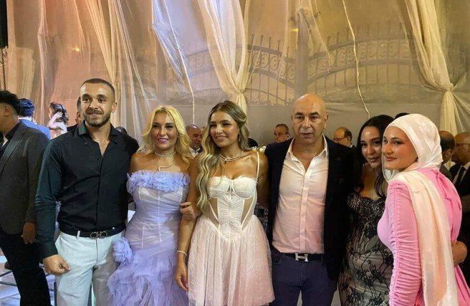 شاهد .. رجل أعمال يتهم مدرب منتخب مصر وابنته بسرقة مشغولات ذهبية.. ما القصة