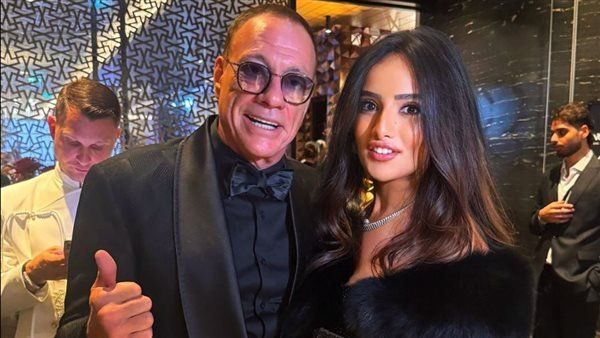 شاهد .. بالصور.. زينة تكشف عن لقائها بفان دام وزيارتها لمتحف توسو